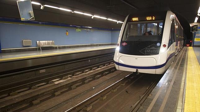 Milagro en Metrosur: un ciego cae a las vías y se salva al refugiarse en un hueco bajo el tren