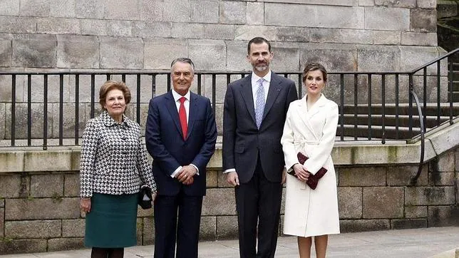 Sus Majestades, acompañados por el presidente de la República de Portugal y su esposa