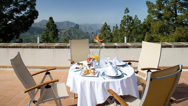 Con vistas a pinares y verdes barrancos