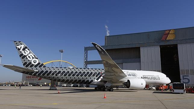 Presentación del Airbus A350, que aterrizó en Madrid por primera vez ayer en un vuelo de pruebas