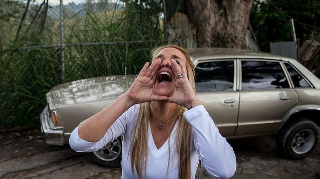 La esposa del dirigente político de oposición Leopoldo Lopez, Lilian Tintori, le grita a Lopez desde afuera de la Prisión Militar de Ramo Verde