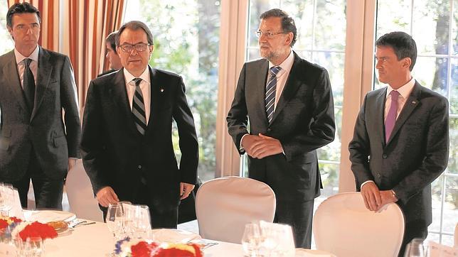 Rajoy y Mas charlan de forma distendida durante el almuerzo con Valls