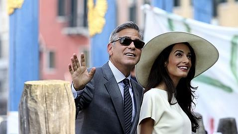 George Clooney y Amal Alamuddin a su llegada a Venecia para celebrar su boda