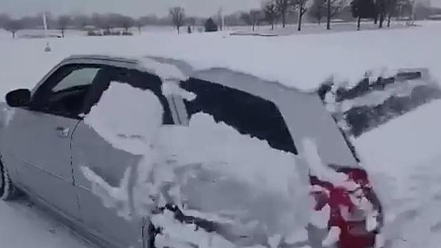 Quitar la nieve del coche con música atronadora