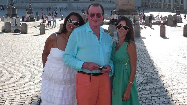 Federico Zichy-Thyssen junto a su sexta mujer y su hijastra en Roma, en 2009
