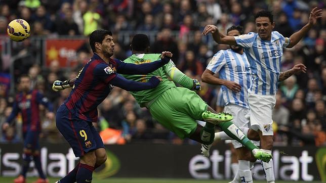 Kameni despeja un balón en presencia de Suárez.