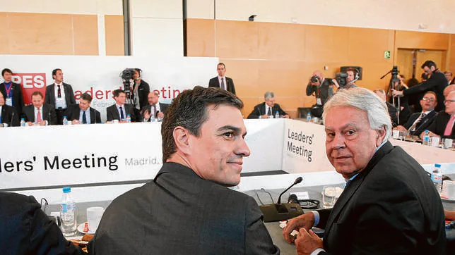Pedro Sánchez y Felipe González, ayer, en la cumbre de líderes socialistas europeos en Madrid