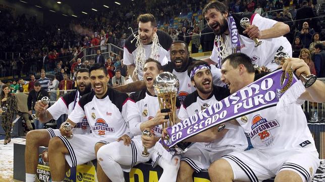 Los jugadores del Madrid celebran el título conquistado en Gran Canaria