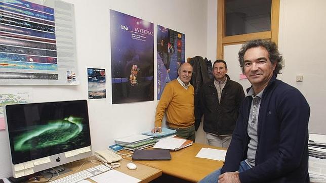Los investigadores del Departamento de Física de la Universidad de Alicante José Miguel Torrejón, José Joaquín Rodes y Guillem Bernabeu (dcha a izqda)