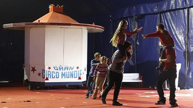 Los niños juegan en la carpa del circo