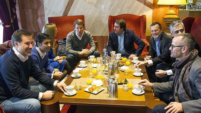 Alberto  Núñez Feijóo, junto a los siete candidatos del PP a las grandes ciudades