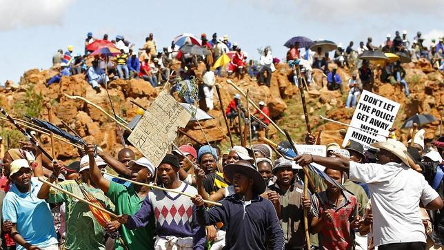 Rescatados todos los mineros atrapados tras el incendio en una mina de oro de Sudáfrica