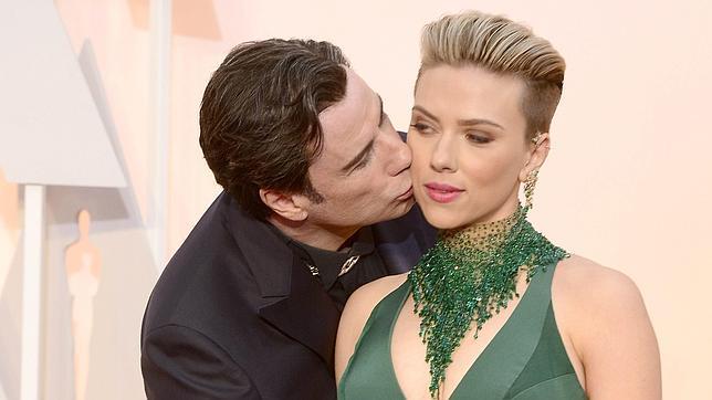 John Travolta y Scarlett Johansson: el extraño beso de la alfombra roja