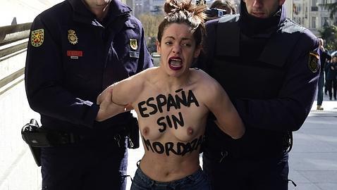 Rosa y Begoña se han manifestado contra la Ley de Seguridad Ciudadana frente al hemiciclo
