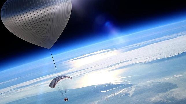 Un parapente desciende hasta la Tierra desde el borde del espacio