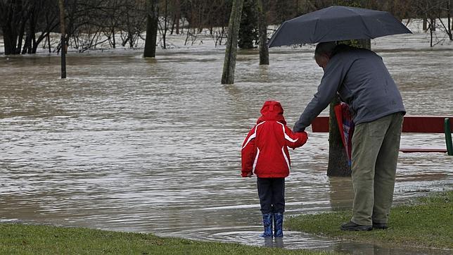 Un muerto en Navarra por el temporal de lluvia y la crecida de los ríos