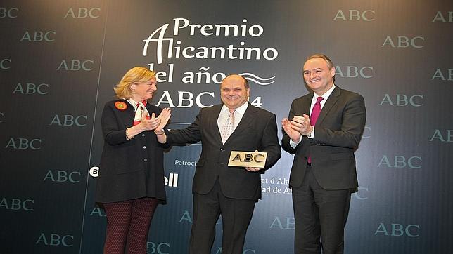 ABC reconoce la trayectoria de Pedro López con el premio al Alicantino del Año