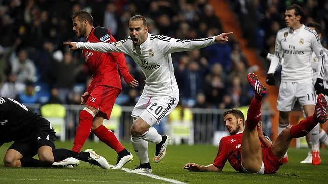 Jesé celebra su gol marcado al Sevilla el 4 de febrero, tras pase de Isco