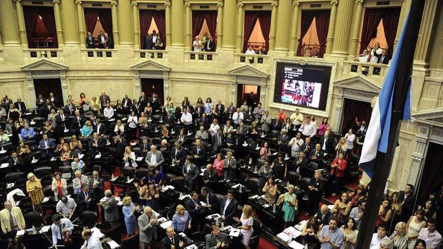 Parlamentarios argentinos participan en una sesión en el Congreso en Buenos Aires
