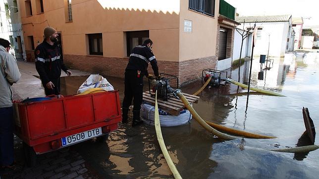 El Ebro inunda parte del casco urbano de Novillas (Zaragoza)