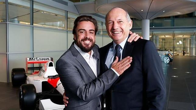 Fernando Alonso y Ron Dennis, en la presentación del equipo
