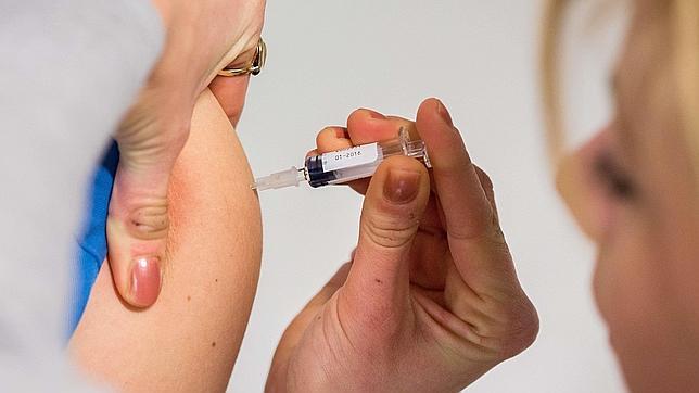 Una sanitaria inmuniza a un paciente en Berlín de sarampión
