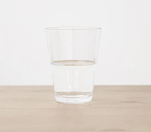 «Vaso de agua medio lleno», 2006, de Wilfredo Prieto