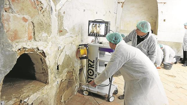 Los técnicos realizan endoscopias en la cripta de las trinitarias donde está enterrado Miguel de Cervantes