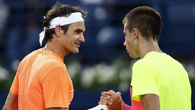 Federer saluda a Coric después de darle una lección en Dubái