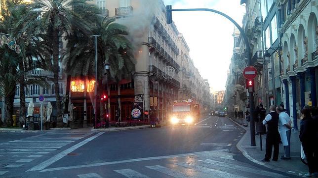 Aparatoso incendio en una cafetería de la plaza de la Reina