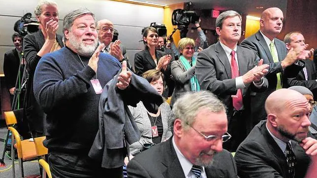 El cofundador de Apple, Steve Wozniak (a la izquierda), aplaude la decisión de la Comisión Federal de Comunicaciones