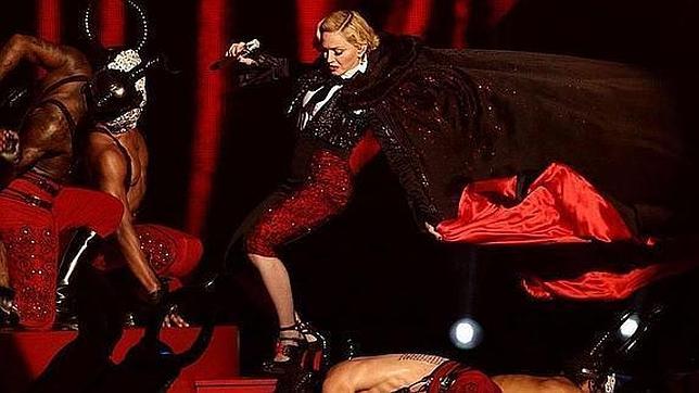 El momento de la caída de Madonna en los Brit Awards