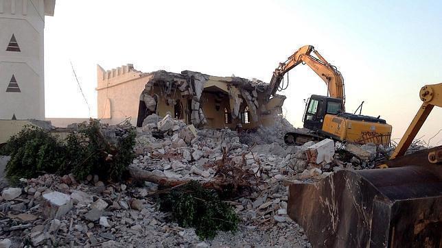 Una excavadora destruye el mausoleo de Abdel Salam Al-Asmar, del siglo XV, en la ciudad de Zlitan (Libia)