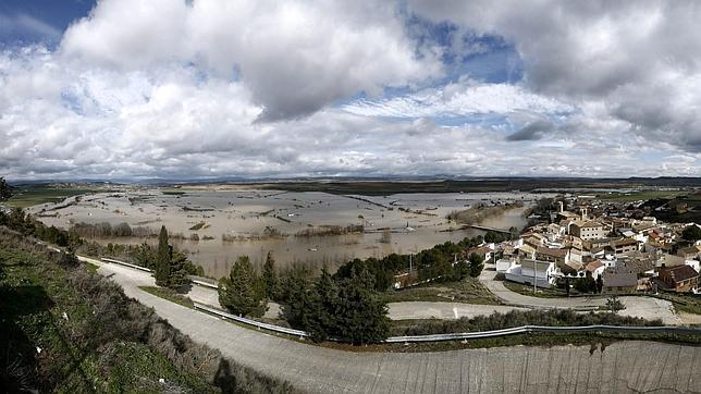 La crecida del Ebro supera Castejón y Tudela e inunda casas en Novillas