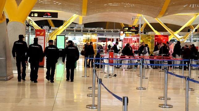 Medidas de seguridad en el aeropuerto Adolfo Suárez Madrid Barajas tras el atentado yihadista en París