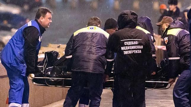 La policía rusa custodia el cadáver de Boris Nemtsov