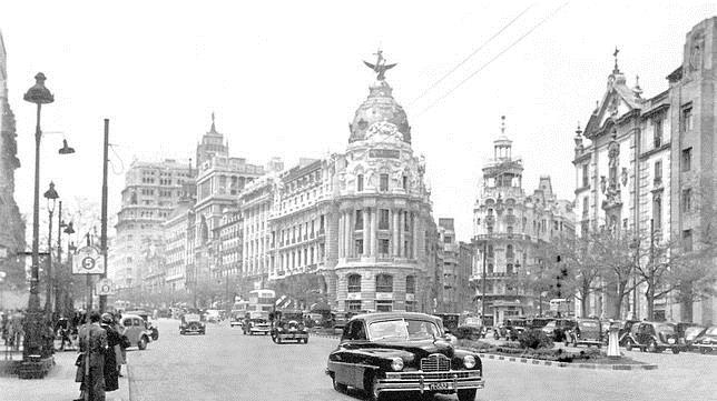 Instatánea histórica de la Gran Vía con Alcalá, con el edificio Metrópoli al fondo.