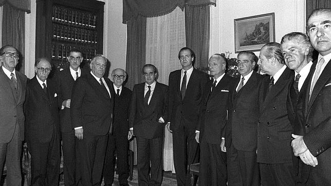 Don Juan Carlos, con los opositores políticos de Uruguay en 1983 en la Embajada de España