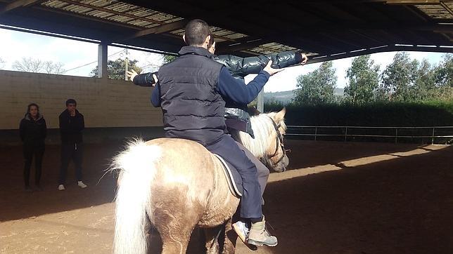 Manuel, durante una clase de hipoterapia. Tiene 20 años y padece una enfermedad mitocondrial