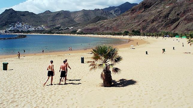 El TSJC deniega al actual gestor el derecho preferente a explotar el servicio de hamacas de la playa de Las Teresitas