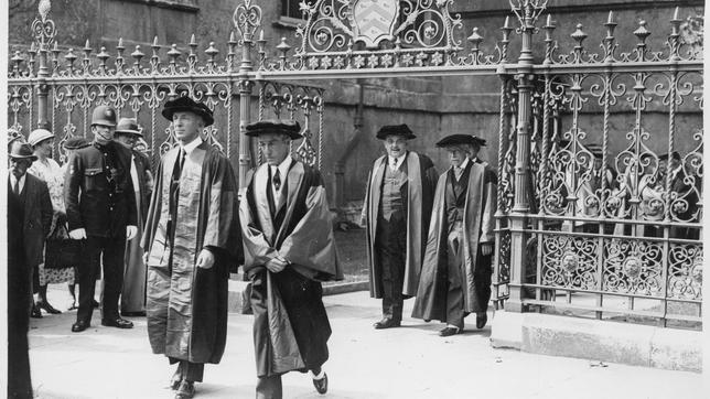 En 1935, investidura de «doctoris honoris causa» en la prestigiosa Universidad de Oxford en Gran Bretaña