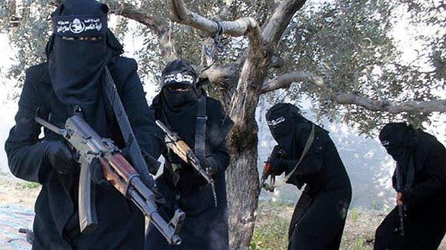Mujeres yihadisras patrullan en la ciudad siria de Raqqa