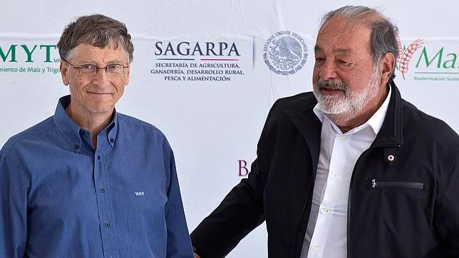 Bill Gates (izda) vuelve a encaramarse a lo más alto de la Lista Forbes de los más ricos, relegando al mexicano Carlos Slim