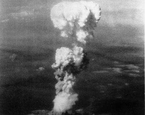 Hongo sobre la ciudad de Hiroshima tras el bombardeo
