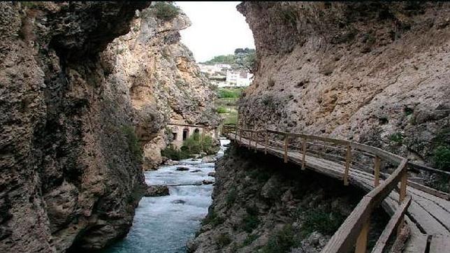 Pasarela colgante sobre el río Castril