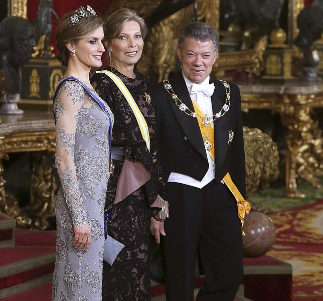 La reina Letizia junto al presidente de Colombia, Juan Manuel Santos, y su esposa, María Clemencia Rodríguez