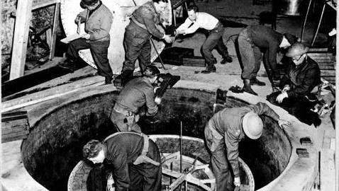 Científicos alemanes trabajan en una pila atómica como parte del proyecto de 1945.