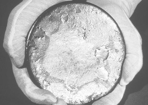 Pastilla de uranio-235, isótopo que es utilizado en las centrales nucleares