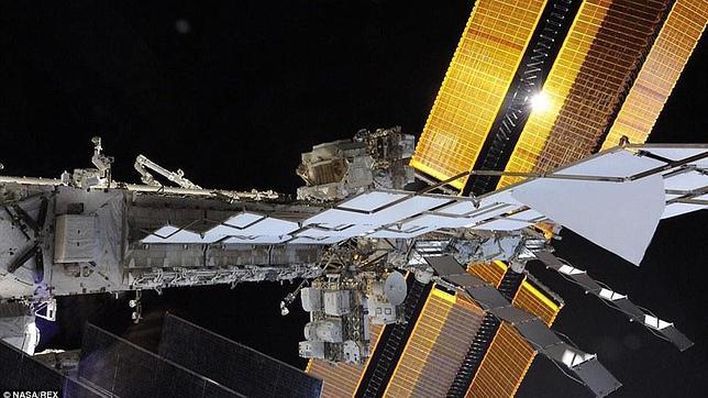 ¿Puedes encontrar al astronauta en esta fotografía de la Estación Espacial Internacional?