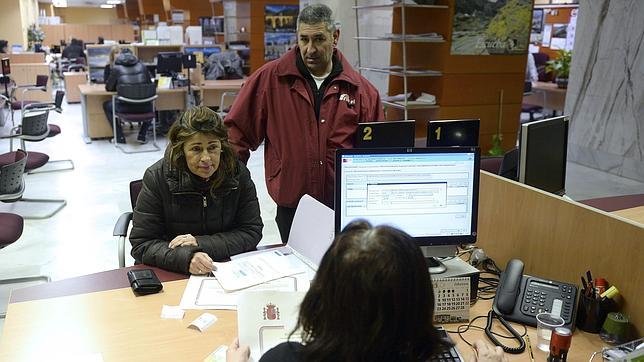 Las prestaciones a los parados caen un 14% en un año